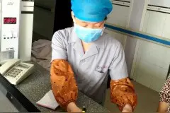 承德县医院外包员工拾金不昧 4200元现金物归失主图片