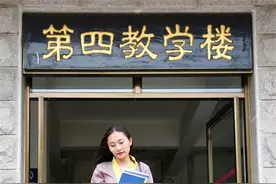 兰州藏族女大学生民族风情毕业照留影校园图片