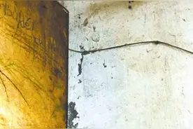 楼上掉砖砸坏下水管 资阳大爷怒堵下水管道图片