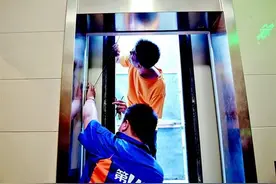 电梯运400多公斤瓷砖上楼突然停摆图片