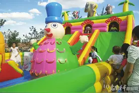 夏季充气城堡生意火爆 安全问题仍无人监管图片