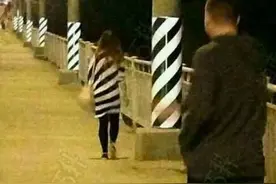 空姐竟与航班乘客撞衫了！她的心情是这样子的...图片