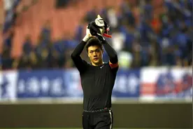 有何瓜葛？赛后登巴巴疑似泼水挑衅王大雷图片