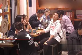 男子餐厅恶搞聋哑女孩，旁桌情侣看不下去发声制止！视频封面