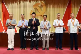 1559名老党员荣获南粤“七一”纪念奖章图片