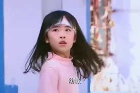 爸爸在街上追女儿，没想到居然遇上了小混混，还被车撞了！视频封面