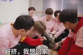 蔡徐坤实力呈现一体式温柔撸猫教学 下集