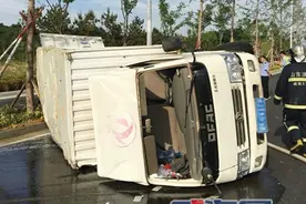 “嘭”的一声响 一货车行驶中轮胎爆裂车侧翻图片