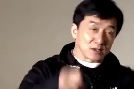 认祖归宗？成龙现身加拿大拍戏，细节证明他早已经和小龙女相认！