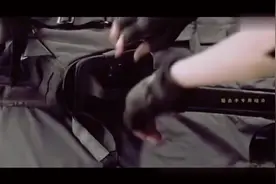 这个战术背包极其的帅气实用，嗖的一下，装备到位！