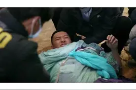 冯绍峰拍片腿骨断裂　坠马一瞬间图片