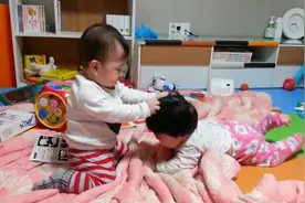 妈妈快来救我啊，弟弟薅我头发，我吃亏了视频封面