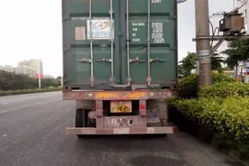 在修车师傅的指点下，大货车司机被扣了12分图片