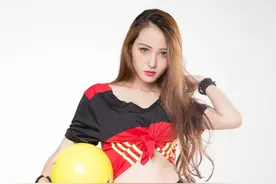 比利时足球宝贝拍写真 眼神犀利气场强助力球队晋级图片