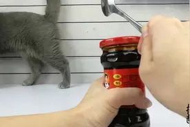 老干妈的盖子很难打开？简单粗暴，原来这么轻松就开了！