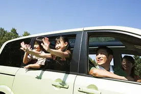 汽车后窗的“不妥协性” 究其原因是什么图片