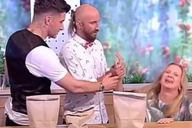 魔术师表演失手，铁钉直插女主持人手中图片