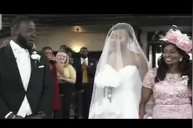 新郎在婚礼上看见新娘的反应让看到的伴娘们纷纷流下了眼泪！感动图片