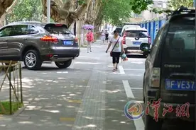 人行道上划停车位，该不该？图片