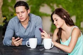 男子约会玩手机被分手 对坐仍用微信聊天“感觉有点上瘾”图片