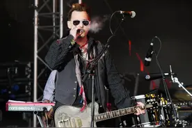 好Man！德普烟熏妆带队献唱 “吞云吐雾”一脸放荡不羁图片