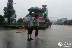 武汉江夏城管出动1000余人抗击7.2特大暴雨图片