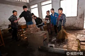 农村小学教师街头卖唱，赚钱为学生买教具图片