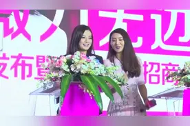 小四月和哥哥的近照曝光，网友：兄妹俩的颜值太高了吧！视频封面