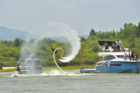 揭秘“水上飞人”：酷炫表演是一次次摔出来的图片