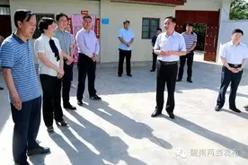 省政协常委、科教文卫体委员会副主任周天佑一行深入两当县调研观摩双联精准扶贫工作图片