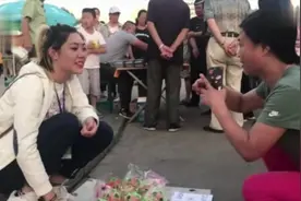 25岁聋哑女孩兼职摆摊，父心疼：女儿很优秀，盼她早结婚视频封面