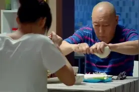 儿媳怀孕，公公却故意大口吃葱，儿媳反胃吃不下饭，儿子忍不住了视频封面