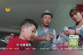 导演组只给50块过两天，郭涛立马带石头买8包方便面，好省事视频封面