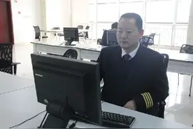 山航机长李江河的两重面孔:笑对旅客严待学员图片