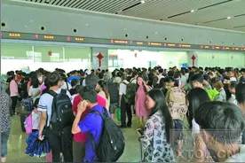 多趟列车受暴雨影响停运 湘潭公交、客运班车紧急接驳运送旅客图片