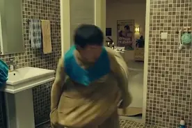 黄渤尿憋上厕所，脱不下裤子，笑死人了！视频封面
