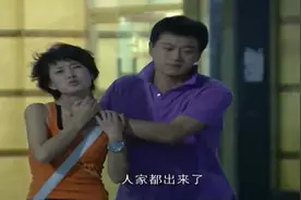 男子在酒吧门口等了女朋友17分钟，就抓狂的掐她的脖子，禽兽！视频封面