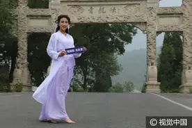 河南焦作：古装清新美女赤脚上路举牌，抵制路怒症图片