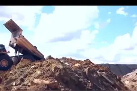 中国打造世界最大的矿车，载重4000吨，1个轮胎价值60万视频封面