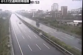 大雨来“淋”，一组动图告诉你什么叫雨天路滑图片