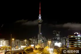 新西兰天空塔点亮伊拉克国旗色灯光，悼念巴格达爆炸遇难者图片