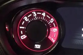 英里=码=迈，它们和公里是完全不同的长度单位 60英里/码/迈=96公里 记住哦！算算这辆肌肉车的表底是多少吧