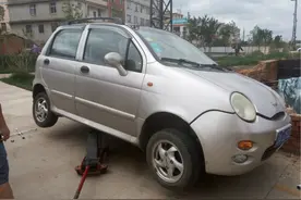 车子停放在村口消防通道上 车轮却被卸了图片