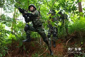 广东边防官兵深山驻训 上演山地捕歼战图片