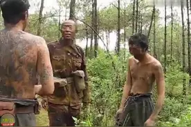 《我的团长我的团》段奕宏黑皮装拍摄间隙花絮