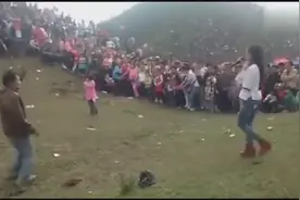 小媳妇野外唱山歌，太开放！图片