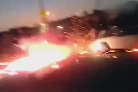 外国人玩个烟花真的是在玩命啊，看的人直蛋疼图片