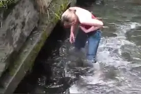 女子徒手捉鱼，一次次错过好机会，真想上去帮她一把！图片