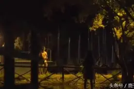 国外路人夜晚撞见“恐怖女鬼”，大声尖叫失魂而逃，心脏还好吗？图片