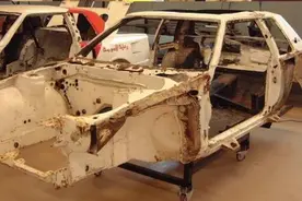 84款的丰田赛利卡烂车壳，修复后让人花大价钱回收图片